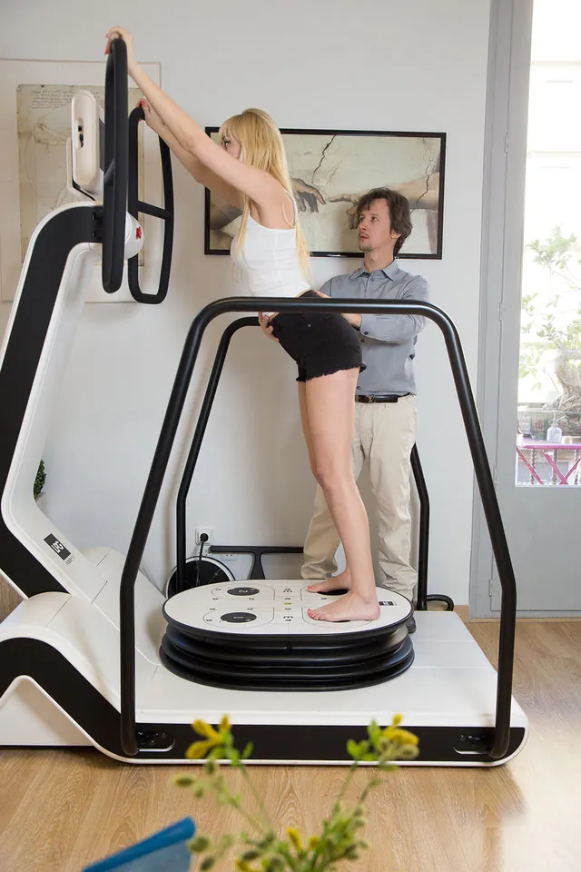 Exercice accompagné sur une plateforme de rééducation