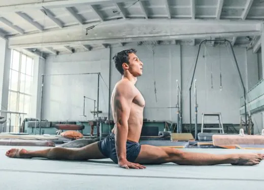 Étirement dans une salle de danse