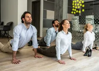 Exercices en groupe dans un espace de travail