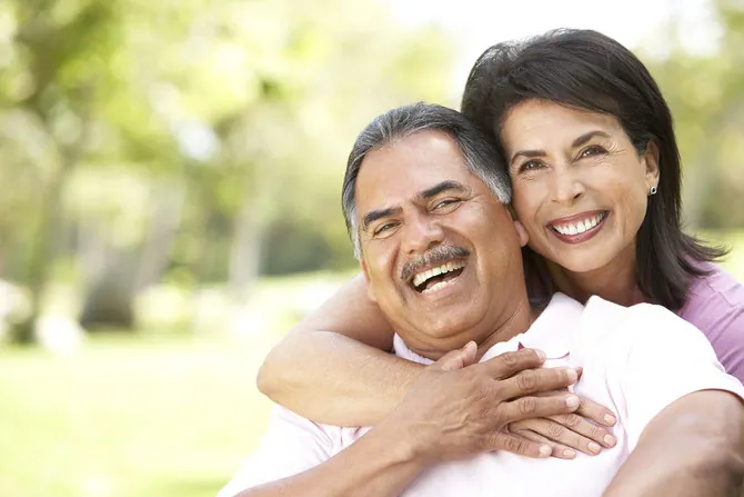 Couple souriant dans la nature
