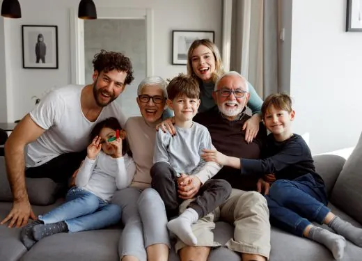 Famille réunie sur un canapé