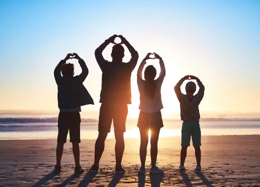 Famille faisant des mouvements sur la plage