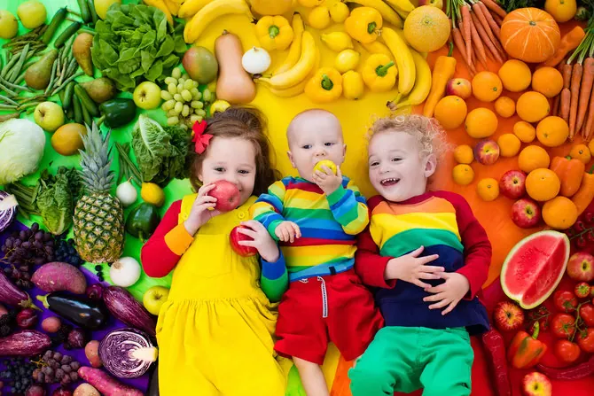 Enfants et illustration d’une alimentation variée