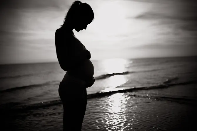 Silhouette d’une femme enceinte