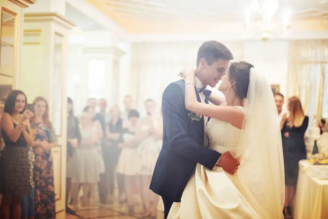 Couple lors d’une cérémonie de mariage