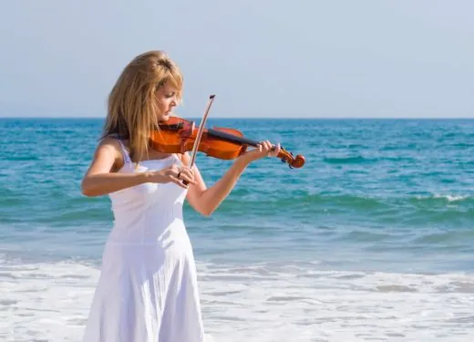 Violoniste au bord de la mer