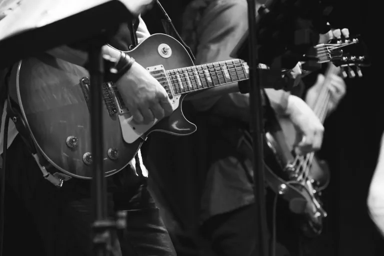 Musicien jouant de la guitare