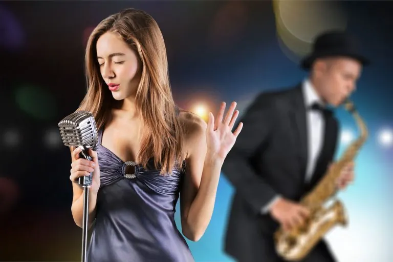Chanteuse sur scène