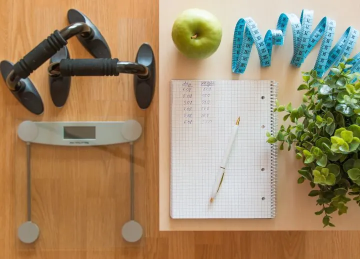 Balance, carnet et aliments pour le suivi nutritionnel