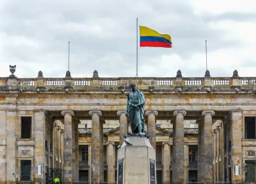 Drapeau colombien au-dessus d’un bâtiment de Bogotá