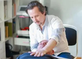 Fabrice Lefèvre réalisant un soin manuel de l’avant-bras