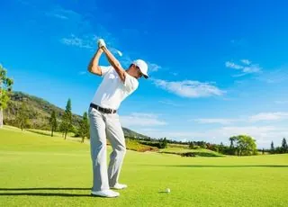 Joueur de golf en mouvement