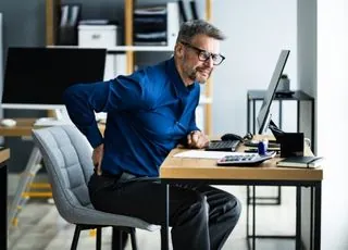 Personne ressentant une gêne au dos au bureau