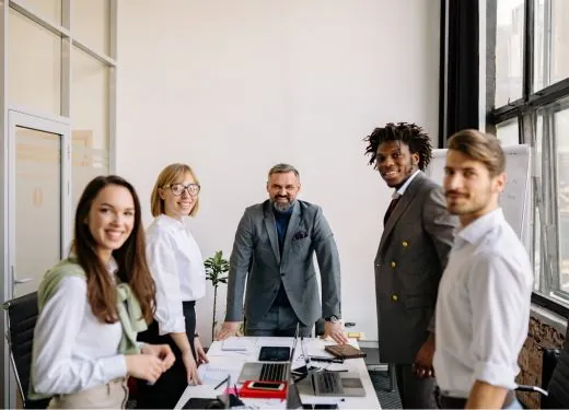 Équipe réunie autour d’une table de travail