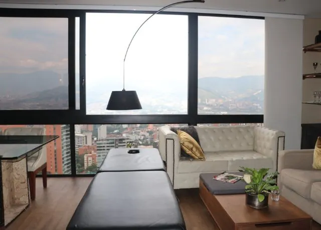 Table de soins devant une baie vitrée
