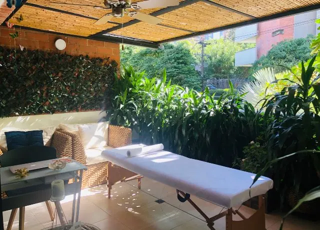 Table de soins sur une terrasse arborée