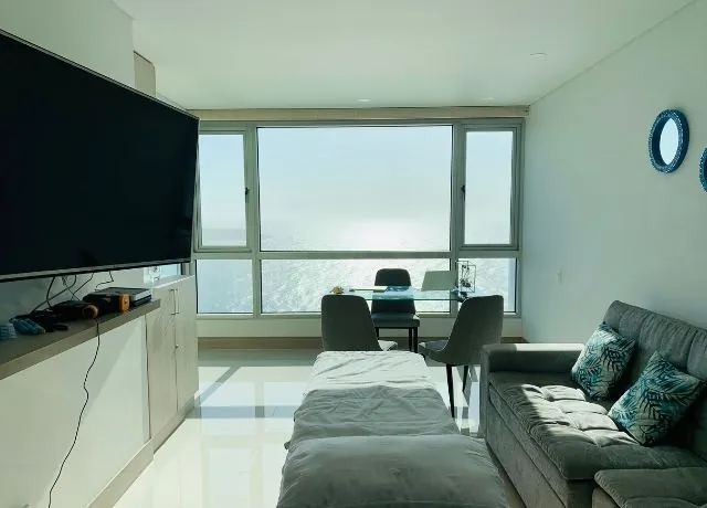 Espace d’accueil avec vue extérieure