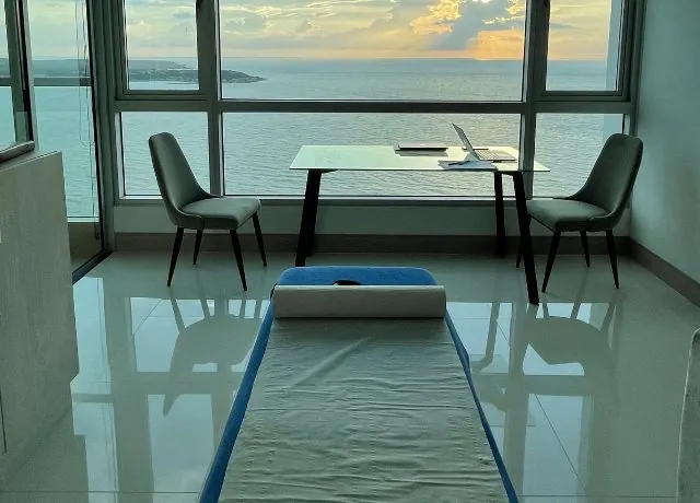 Table de soins avec vue sur la mer